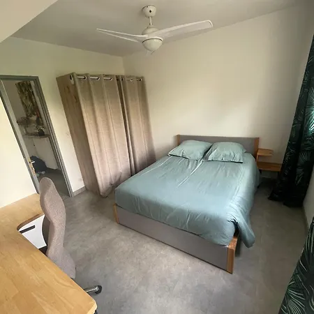 Avec Salle D'eau Privee Dans Partage 200 M Du Tram *